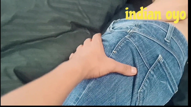 Ritu Sharma: Мой сводный брат смотрит порно и трахает меня снова и кончает на сиськи, пока родители в следующей комнате Ойо