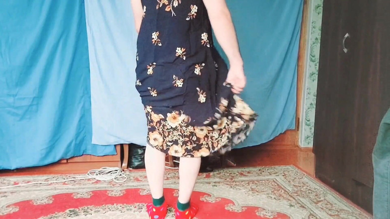 Kitty_Cross: Máy bay bà già tóc vàng trong chiếc váy đầy hoa...