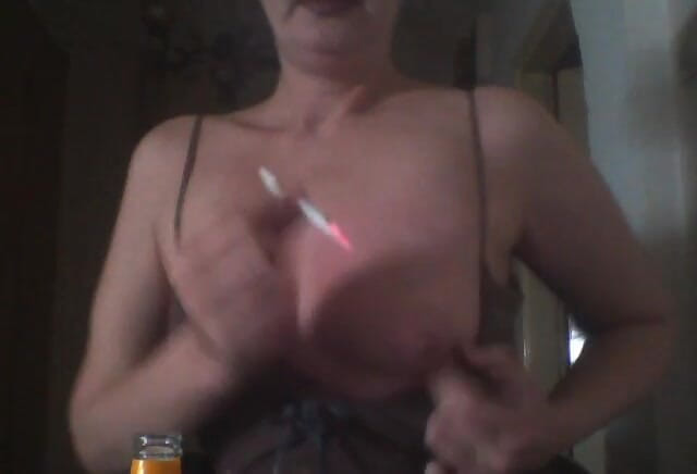 Dominatrix Redsonyja: Kamu tahu gimana botol kaca bisa masukin lubang ke dalam...