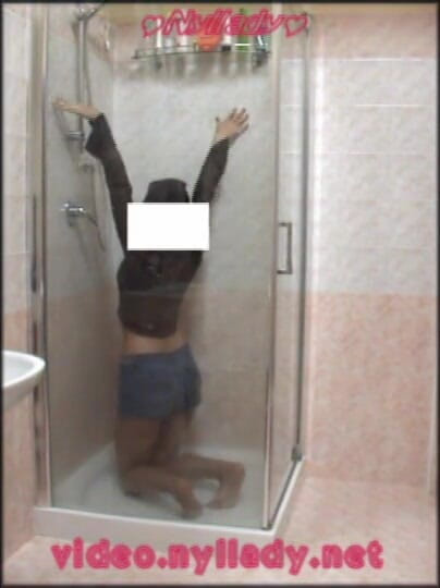 Nyllady: Sotto la doccia con calze