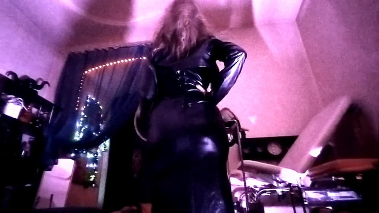 Eva Latexxx: Dominatrix eva lateks fetiş büyük götlü orta yaşlı seksi kadın...