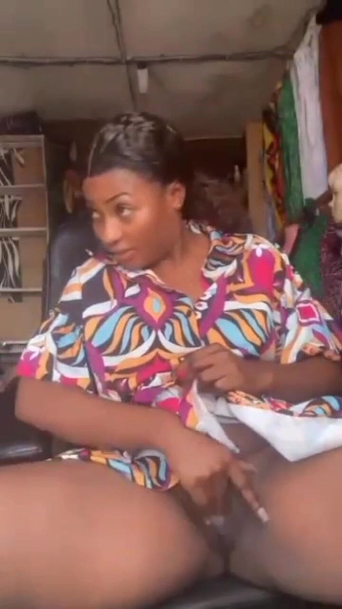 Me and my new slut: Kåt mamma onanerar inuti sin butik, offentlig masterbation sugar mama