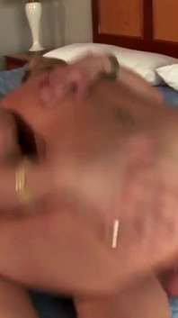 Je teenagerka a Emma Heart děvka s hladkou potetovanou kundičkou se zapne pérem a kouří