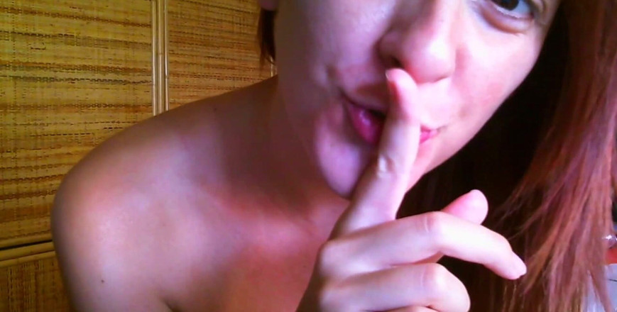 Nicoletta Embassi: 在和一个朋友打电话时，这个放荡的意大利女孩自慰并让她的热辣阴户滴落