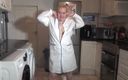 Horny vixen: Grandota se desnuda en pantalones blancos y botines