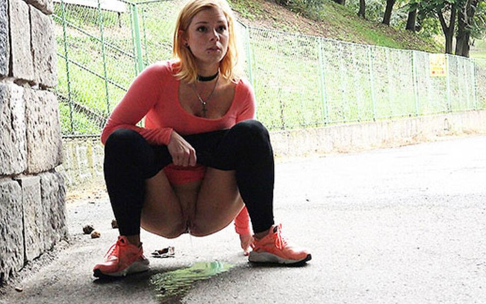 Puffy Network: Trickling Down od Got2Pee, kde dívky přicházejí chcat