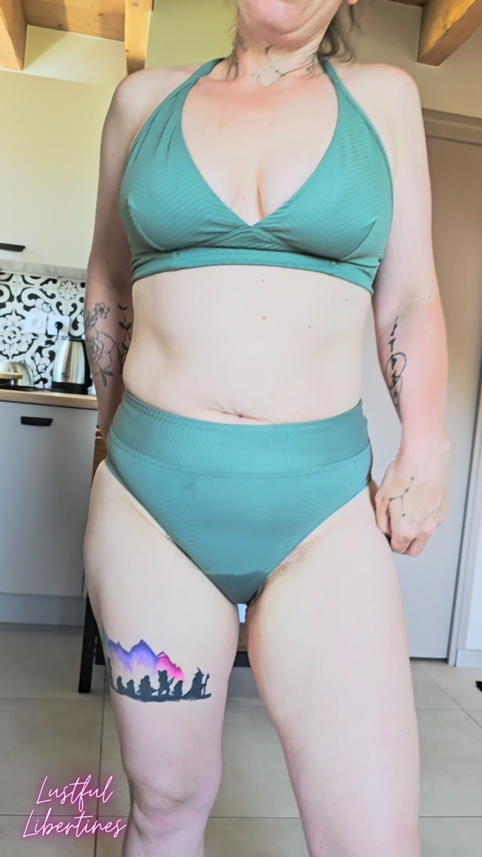 Lustful Libertines: Bikini Wetting