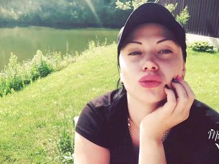 Goddess Misha Goldy: Duck face outdoor, making my lips much bigger!