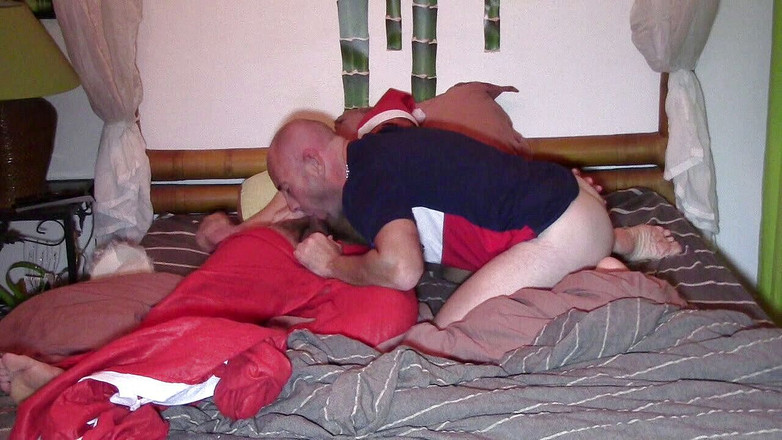 French dudes with big cocks: Bị đụ bất ngờ cho giáng sinh mặc quần áo trong santa...