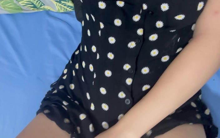 AmayaMori: 印度女孩展示她的大阴户并自慰，她变得非常湿，并获得巨大的高潮