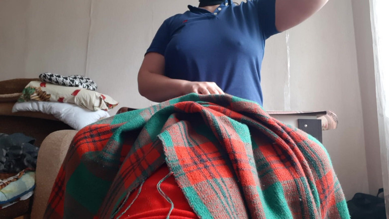 Lesbian-illusion: Ma demi-sœur timide me lèche la chatte sous la couverture