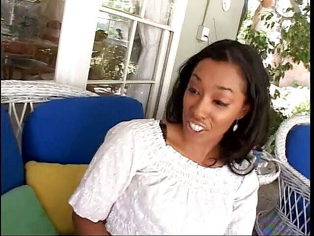 Hot and Wet: Awek berlutut menghisap zakar hitam besar di luar