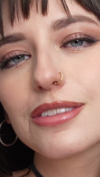黑发 lana smalls 知道如何处理坚硬的鸡巴