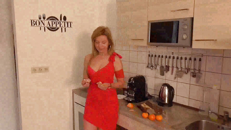 Foot Girls: Lecție de hrănire în bucătărie