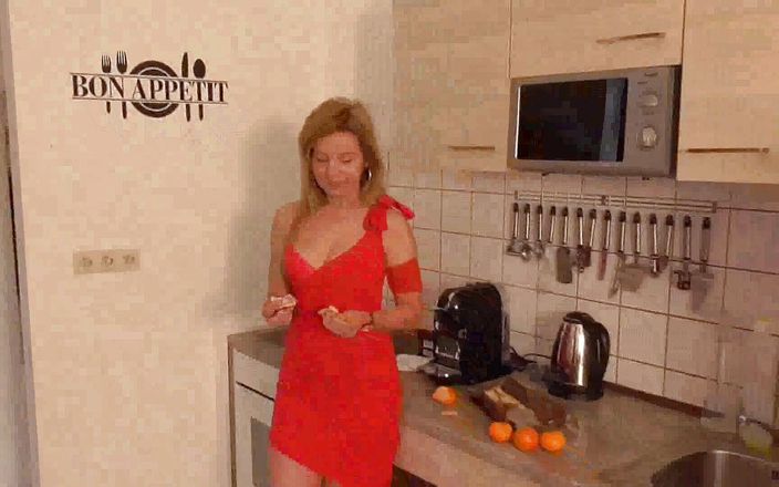 Foot Girls: Feeding lesson in the kitchen