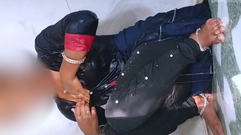 Beatricee: Indická studentka fingring nové video v horké lázni pro bf...