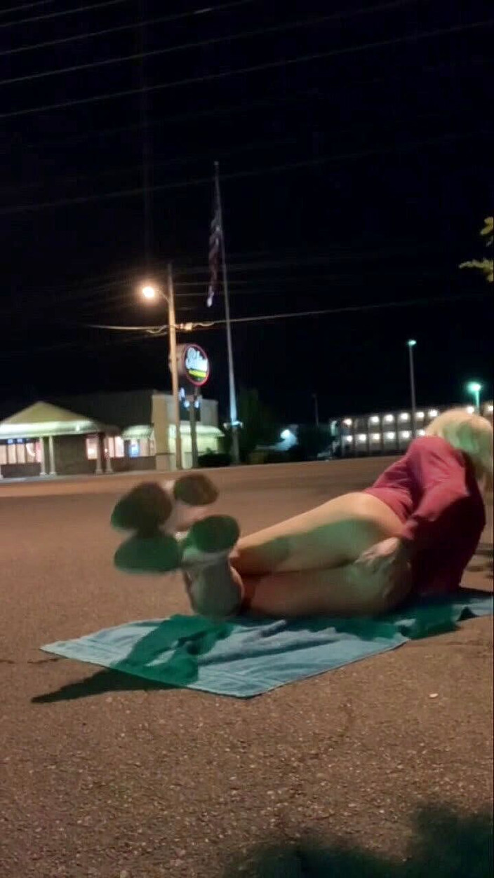 CindieLove: 野生の危険な屋外肛門ディルドセクシー弱虫露出狂