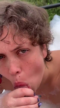 Ich hatte sex mit einem paar großen natürlichen titten in der Natur und im Whirlpool