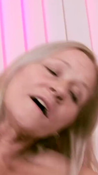 Blond Gilf w bieliźnie zostaje zatrzaskana przez cipkę