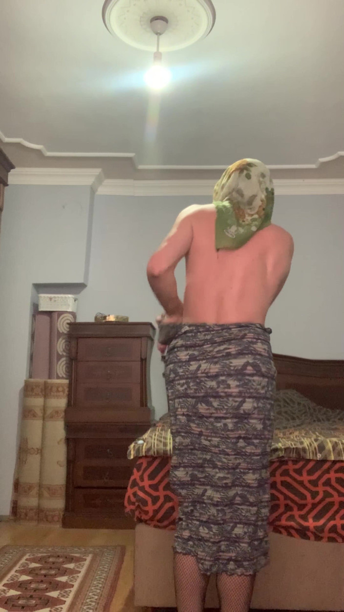 cd_aysemmm: Mẹ kế mông to đội khăn trùm đầu cởi quần áo