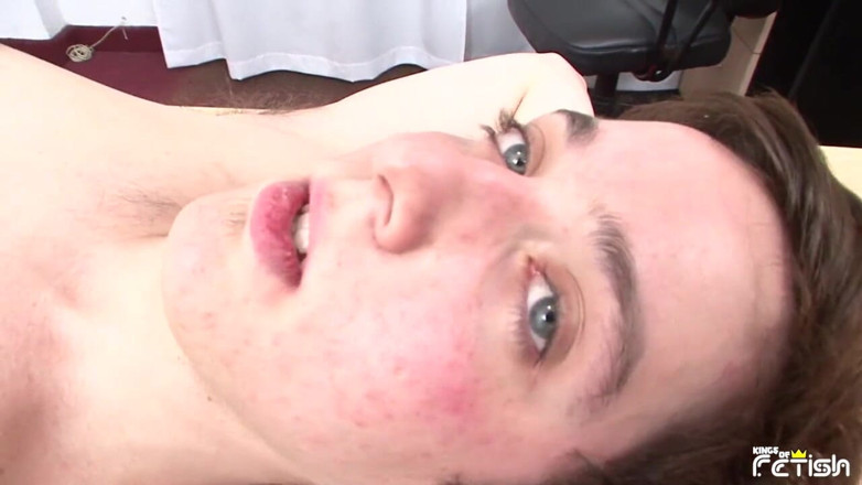 Gay Diaries: Azgın twink arkadaşı tarafından meme uçları pirsingli götünü pompalatıyor