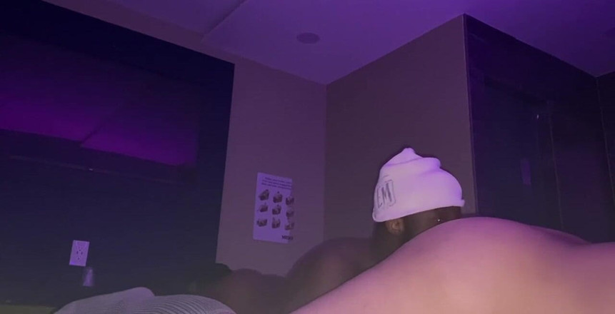 Candy Licker: गोल-मटोल प्रशंसक की गांड चाटना