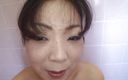 Asiatiques: Milf kamar mandi panas mengisap kontol