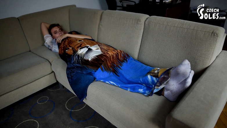 Czech Soles - foot fetish content: Seksi rahat ayaklar bakış açısı + ayakkabı deniyor