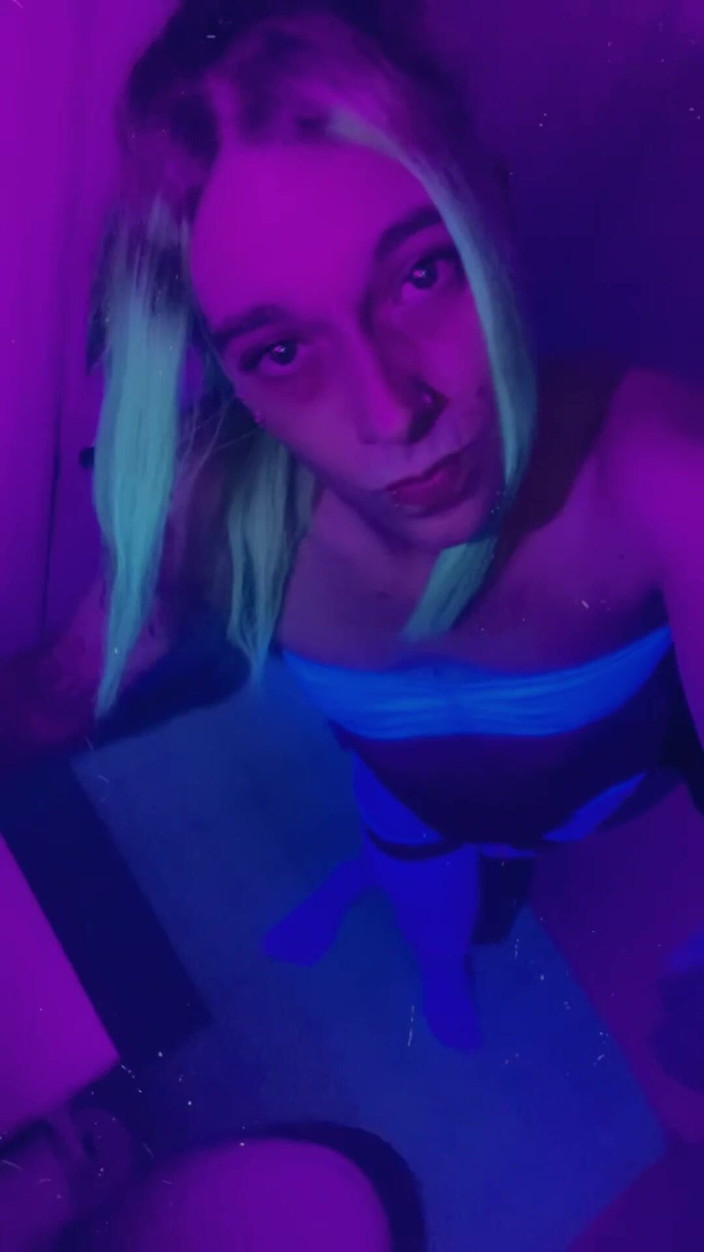 CarmenMelatonin: Sexy ragazza del club che puoi scopare al rave