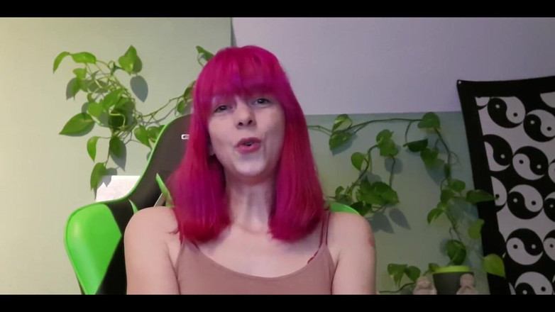 LillyMania: Fată solo cu păr roz