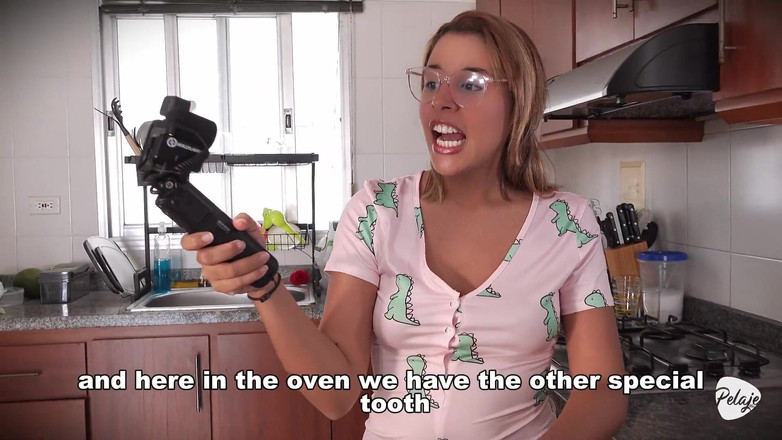 Pelaje mix: Servitoarea fute legumele. Ea ejaculează în bucătărie.