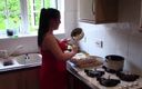 Catalia&#039;s Epic Filth: Sledujte, jak připravujem krásnou lasagne s pomocnou rukou