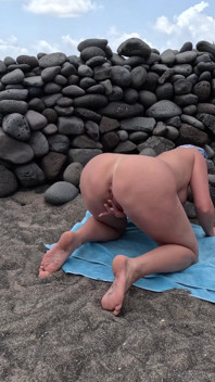 해변에서 야외 도기 스타일 자위
