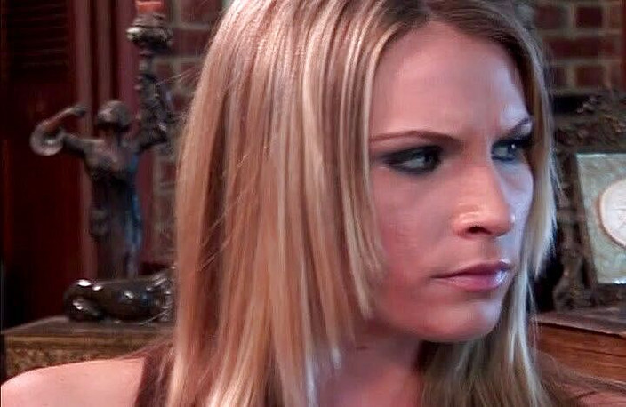 Perfect Porno: Blonde geile slet met rondborstige tieten krijgt haar strakke kontgaatje...