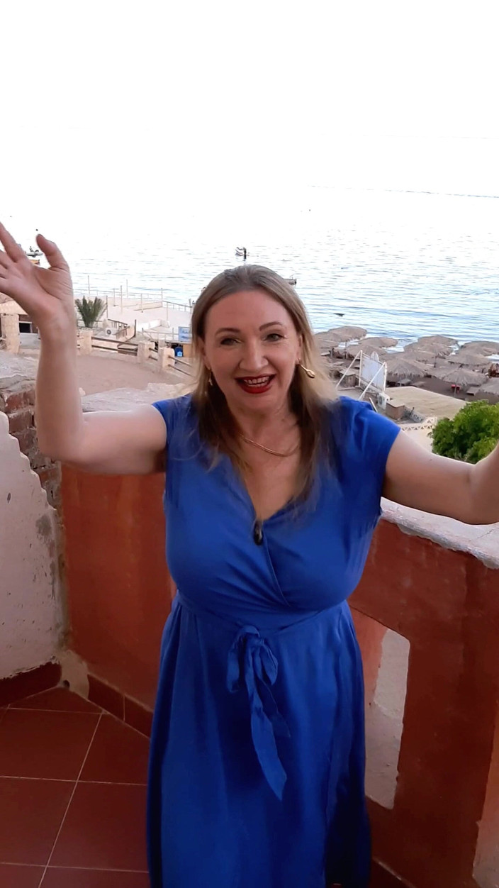 MariaOld: 火辣丰满的奶奶被巨大的黑色假阳具操逼