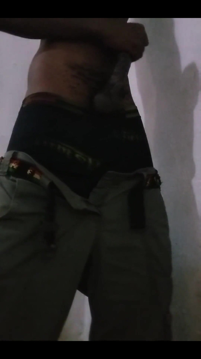 Kenyandick: Solo man masturbeert tijdens het kijken naar porno