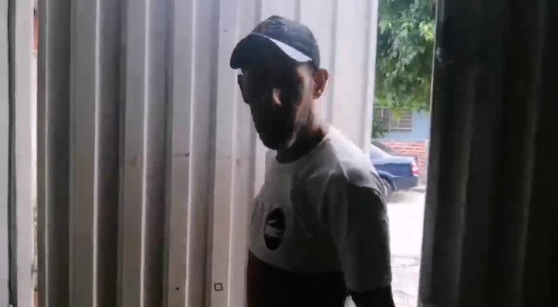 Adribella69: Збуджена мачуха трахає хлопця своєї падчерки, поки її немає! Падчерка мастурбує, поки її хлопець трахає свою мачуху