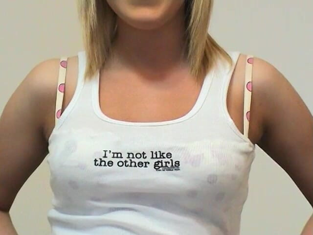 Solo Sensations: Sarışın kız bacaklarını açtığından ateşli bir şekilde dölleniyor