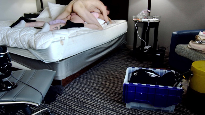 Alpha stud 4 u: Podívejte se na ni na všech čtyřech, jak položím a ona...