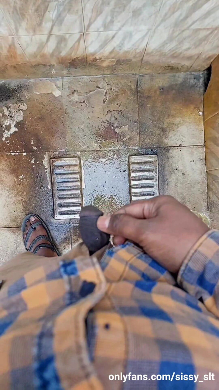 Sissy Bisexual: 在公共场合撒尿并在商场展示小鸡巴