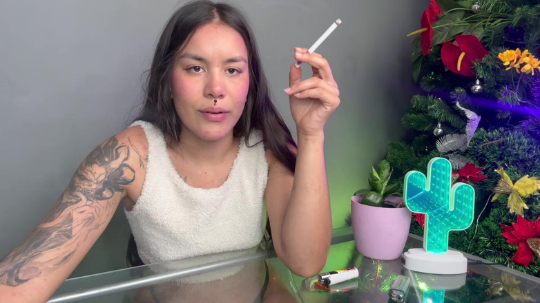 Rollerpublic: Rebel Girl Offers Yo Her Cigarrette