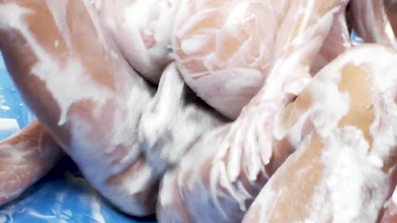 Radical Threesome: Брюнетки в мокрому і брудному тріо