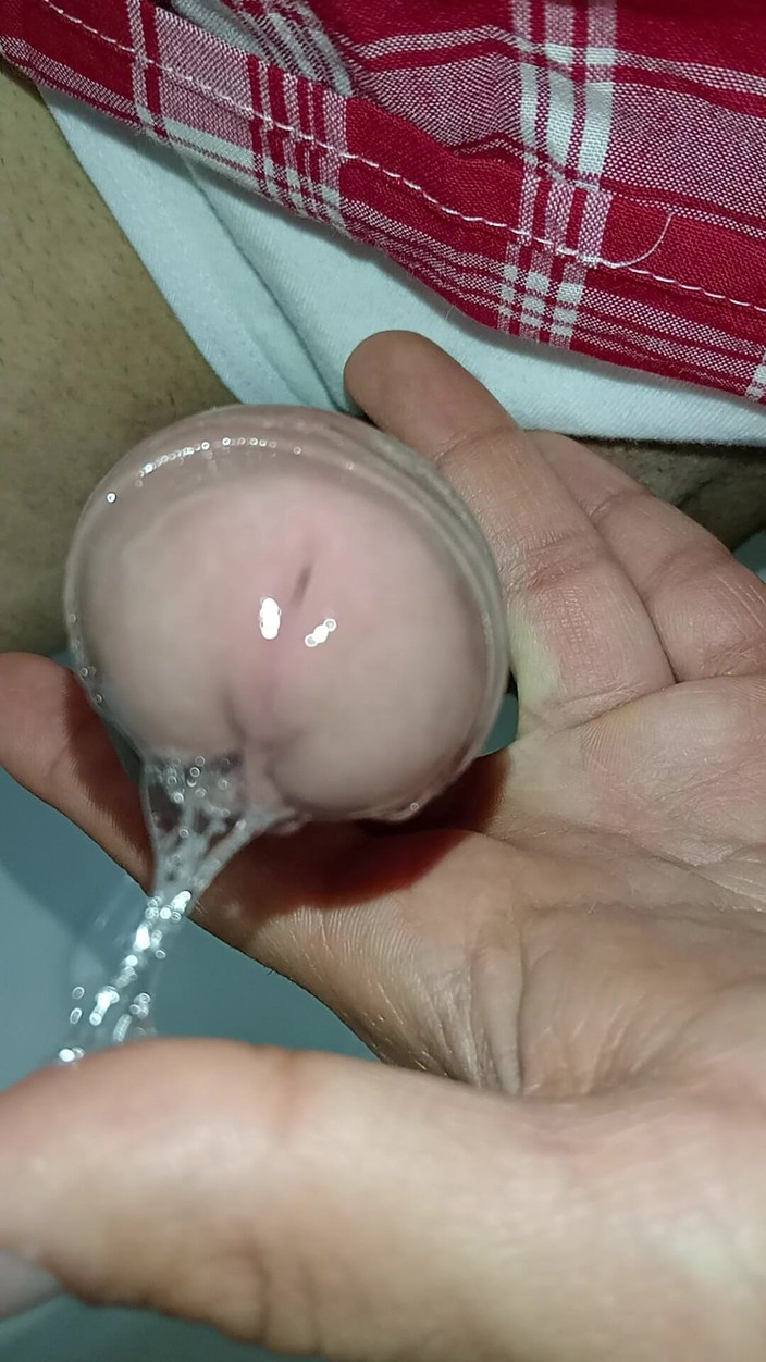 Rey rey: Gorący i mokry, zdesperowany student intensywnie masturbuje się w łazience, jestem...