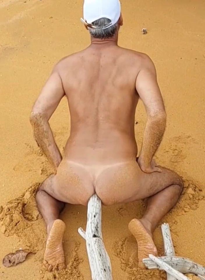 Ladysilvas: レディシルバが裸でビーチで、アナルにチンコを入れてムラムラしている