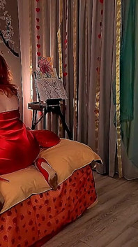 Au rythme de l’amour : talons aiguilles rouges, lingerie en soie et chemise longue pour la nuit la plus passionnée de l’année