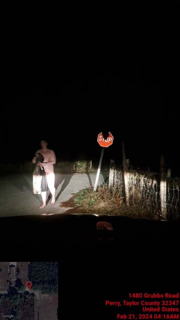 Exhib guy: Strappo e spogliarello in camicia pubblica