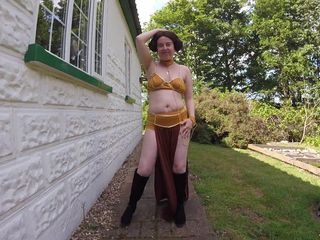 Horny vixen: Princess Leia Organa in Slave Costume Takes a Walk