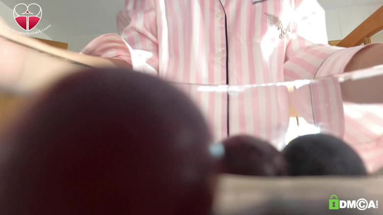 Candystart Videos: La gigantessa &amp; feticista viene preparata, servita e ingoiata