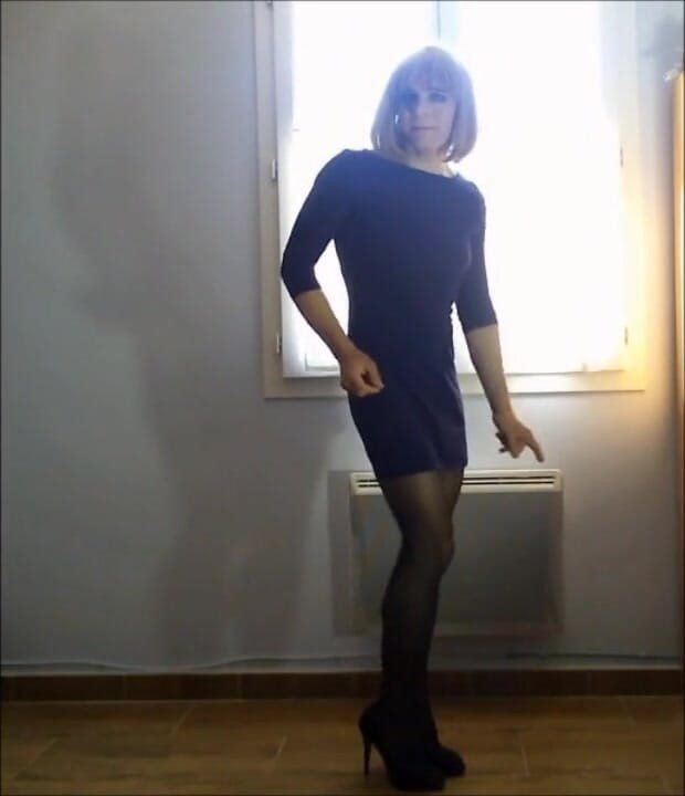Faustine: Crossdresser Faustine sexy dance.