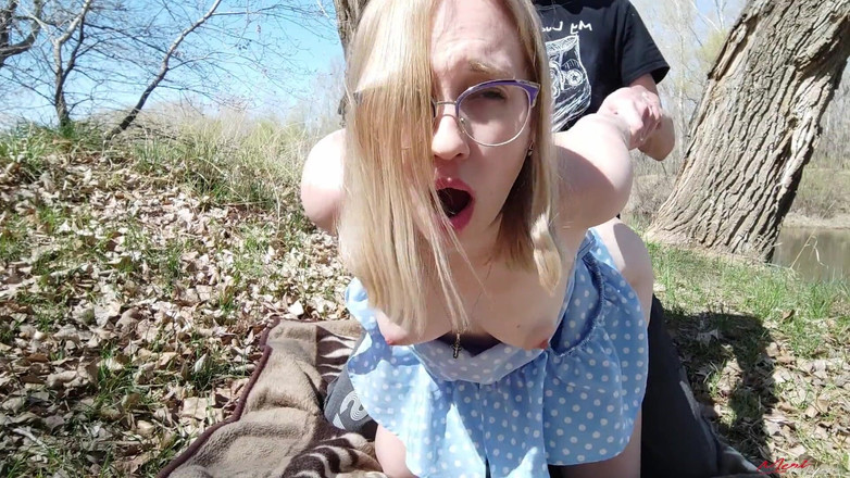 Meri-Mouse: キューティーメリピクニックはセックスと彼女の舌の上で熱い精液で終わりました